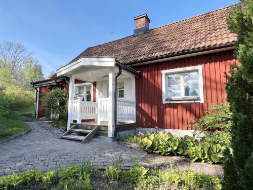 Red cottage with a nice view of the landscape, at Aboda Klint